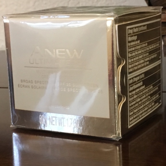 Anew Ultimate Multiple Performance Day Cream SPF25 - Picture 2 of 4